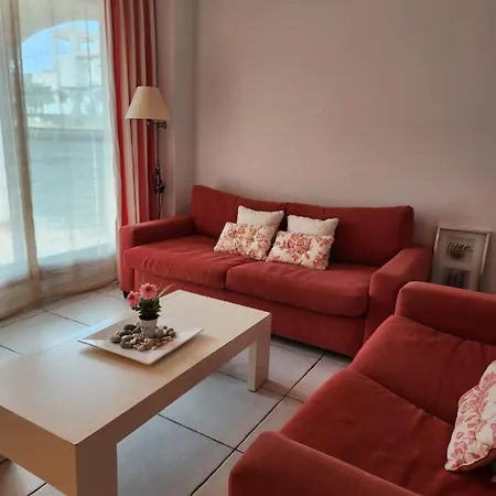 Precioso Bajo En Jardines De Nuevo Muy Cerca De La Piscina Comunitaria Y De La Salida A La Playa!