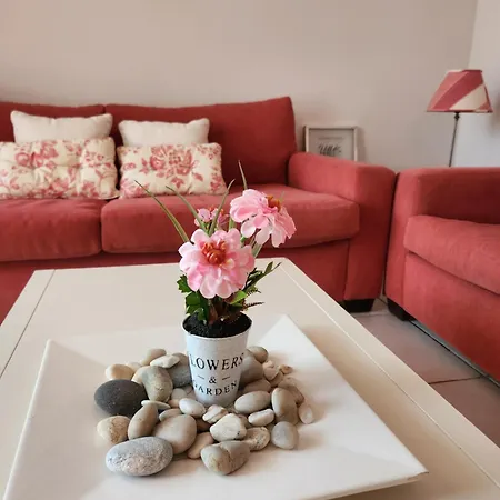 Precioso Bajo En Jardines De Nuevo Muy Cerca De La Piscina Comunitaria Y De La Salida A La Playa!