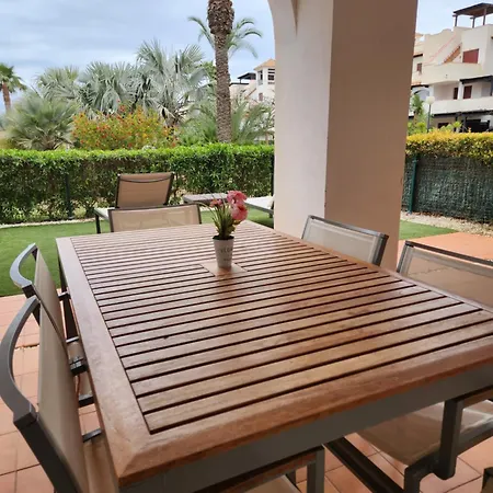 Precioso Bajo En Jardines De Nuevo Muy Cerca De La Piscina Comunitaria Y De La Salida A La Playa! *