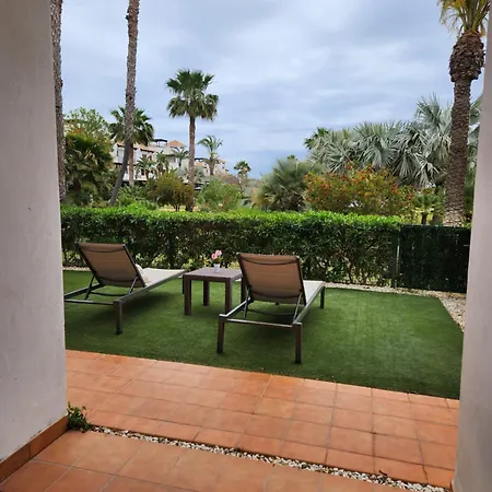 Precioso Bajo En Jardines De Nuevo Muy Cerca De La Piscina Comunitaria Y De La Salida A La Playa!