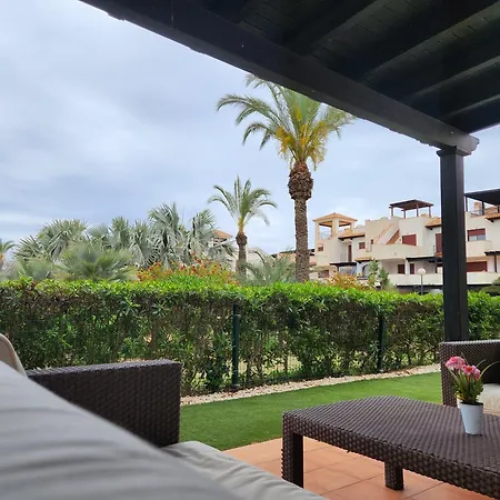 Precioso Bajo En Jardines De Nuevo Muy Cerca De La Piscina Comunitaria Y De La Salida A La Playa! *