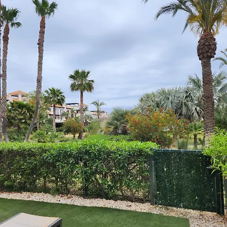 Precioso Bajo En Jardines De Nuevo Muy Cerca De La Piscina Comunitaria Y De La Salida A La Playa!