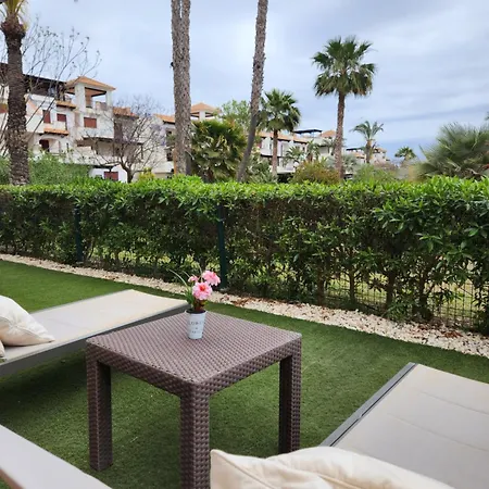 Precioso Bajo En Jardines De Nuevo Muy Cerca De La Piscina Comunitaria Y De La Salida A La Playa! *